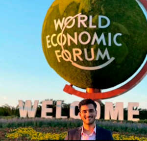 Orgullo venezolano: Alejandro Pérez Representa a Santiago en el Foro Económico Mundial